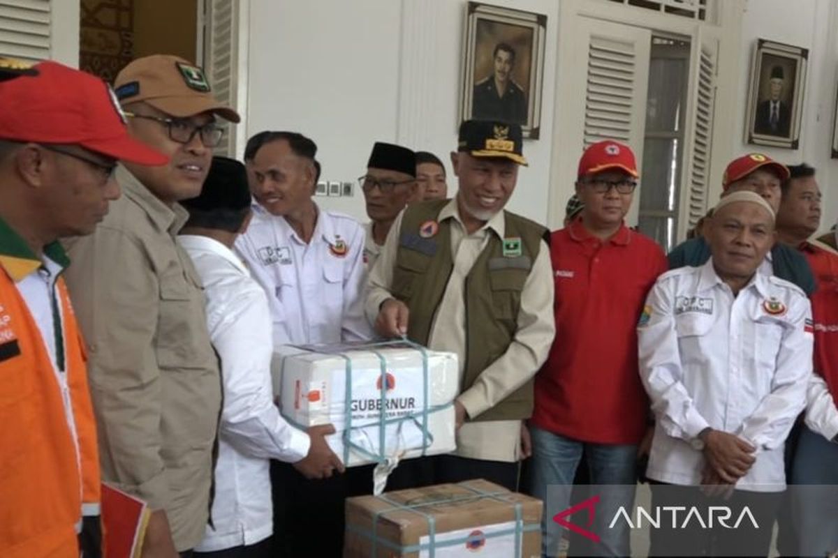 Gubernur Sumatera Barat Mayheldi memberikan bantuan paket rendang untuk masyarakat terdampak gempa di Pendopo Cianjur, Kabupaten Cianjur, Jawa Barat, Jumat (25/11/2022). 