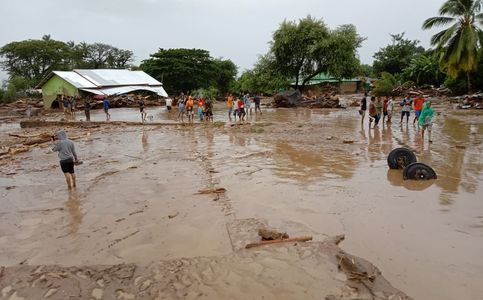 Heavy Machinery Needed to Evacuate Landslide Victims in Indonesia’s East Flores