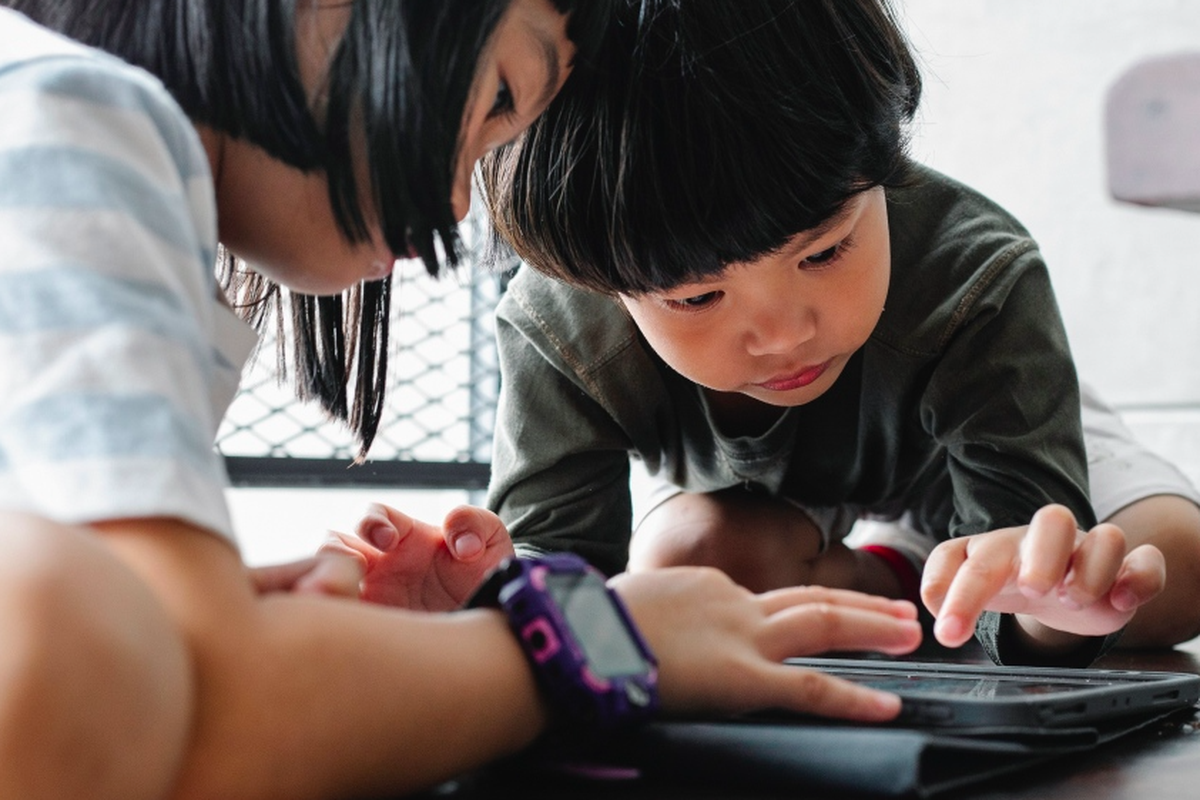 Ilustrasi screen time pada anak berlebihan bisa tingkatkan risiko OCD