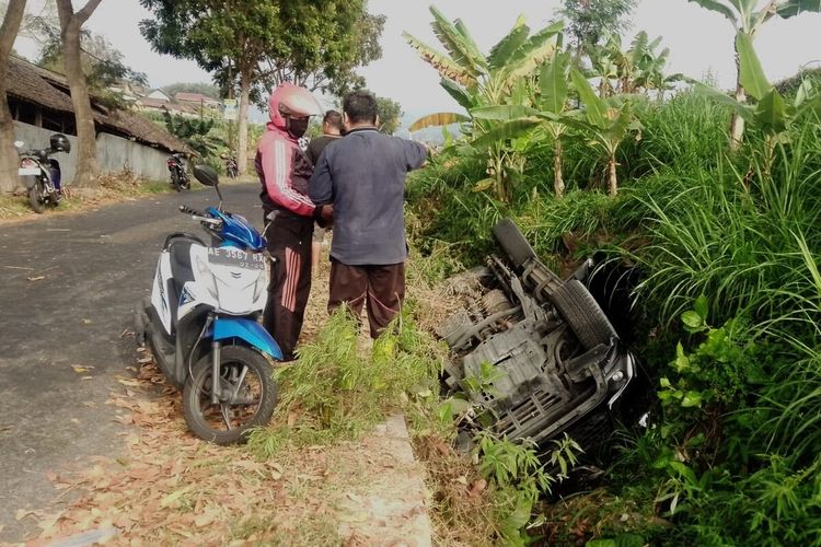 Diduga mengantuk saat melintas di jalan menurun, mobil pajero milik pengusaha di Magetan oleh dan masuk ke parit dengan posisi ban diatas usai menyalip seorang pengendara motor.