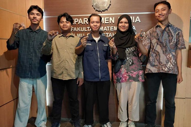 Berangkat dari Keresahan, 5 Mahasiswa UGM Ciptakan Baterai Ramah Lingkungan dari Jerami Padi