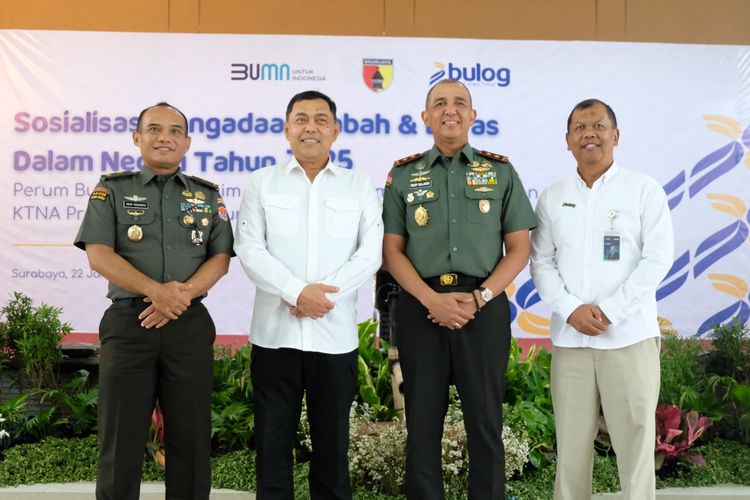 Wakil Direktur Utama Perum Bulog Marga Taufiq, Panglima Daerah Militer (Pangdam) V /Brawijaya Rudy Saladin, Wakil Asisten Teritorial Kepala Staf Angkatan Darat Heri Susanto, dan Ketua Kontak Tani Nelayan Andalan (KTNA) Jawa Timur Sumrambah dalam acara sosialisasi tentang pengadaan gabah dan beras dalam negeri pada 2025 di Gedung Graha Sativa Perum Bulog Kantor Wilayah (Kanwil) Jawa Timur (Jatim), Surabaya. 
