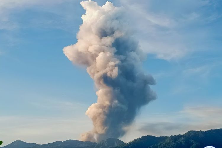  Tangkapan layar kamera CCTV yang memperlihatkan kolom abu vulkanik membumbung ke langit keluar dari kawah Gunung Dukono di Kabupaten Halmahera Utara, Provinsi Maluku Utara, Rabu (3/1/2024).
