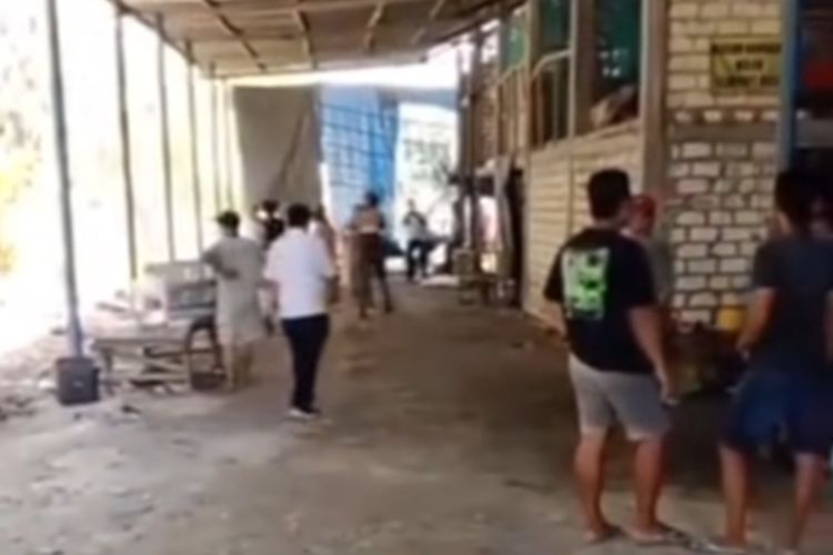 Sejumlah warga mendatangi kandang ayam yang diduga menjadi sarang lalat yang menjijikkan dan mengganggu aktivitas warga di tiga desa yaitu Desa Pasinan, Karangdayu, dan Kauman, Kecamatan Baureno, Kabupaten Bojonegoro, Jawa Timur, Rabu (10/9/2025).