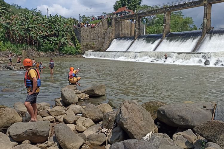 Tim SAR gabungan mencari korban yang terjatuh dari jembatan Sungai Logawa, Desa Kediri, Kecamatan Karanglewas, Kabupaten Banyumas, Jawa Tengah, Sabtu (4/3/2023). 