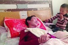 Bocah Balita di China Suapi Ibunya yang Lumpuh