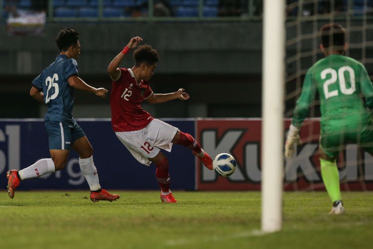 Pemain timnas U19 Indonesia Mikael Alfredo Tata berusaha membobol gawang Brunei pada laga lanjutan Grup A Piala AFF U19 2022 yang digelar di Stadion Patriot Candrabhaga, Bekasi, Senin (4/7/2022). Indonesia unggul 7-0 atas Brunei.