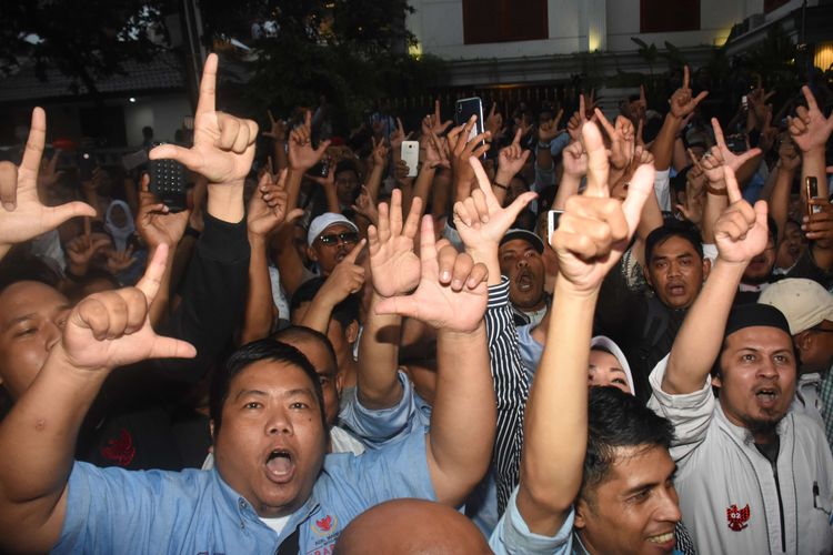 Pendukung pasangan Capres-Cawapres nomor urut 02 Prabowo Subianto-Sandiaga Uno meluapkan kegembiraannya seusai deklarasi kemenangan Pilpres 2019 di kediaman Prabowo, di Kertanegara, Jakarta, Kamis (18/4/2019). Para pendukung meluapkan kegembiraanya seusai Prabowo mendeklarasikan kemenangannya versi real count internal BPN sebesar 62 persen.