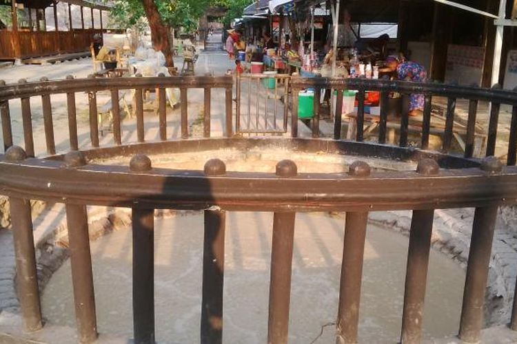 Sumur Blekutuk, dipercaya sebagai tempat merendam pusaka Kerajaan Majapahit, di objek wisata Kayangan Api Bojonegoro, Jawa Timur.