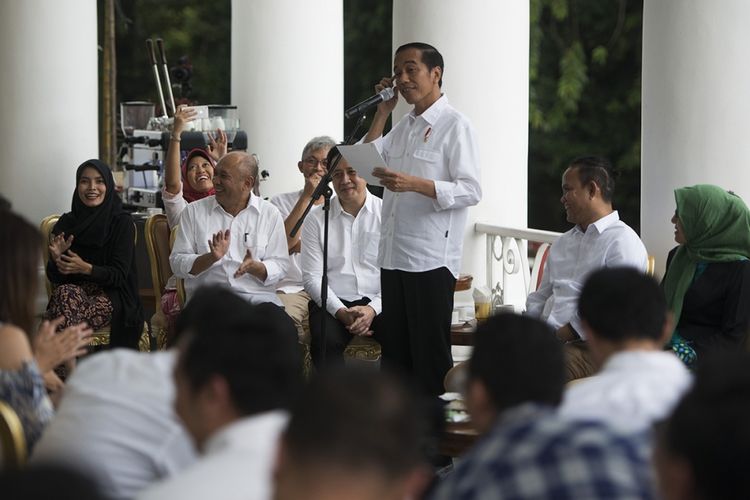 Presiden Joko Widodo (ketiga kanan) berdialog dengan para praktisi di bidang kopi dalam acara Ngopi Sore Bersama Presiden di Istana Kepresidenan Bogor, Jawa Barat, Minggu (1/10/2017). Dalam acara tersebut, presiden berdialog dengan sejumlah pelaku di bidang kopi, dari petani, barista, pemilik kafe, hingga produsen mesin penyangrai kopi untuk mengetahui seluk beluk kopi di Indonesia guna menambah nilai jual kopi lokal.