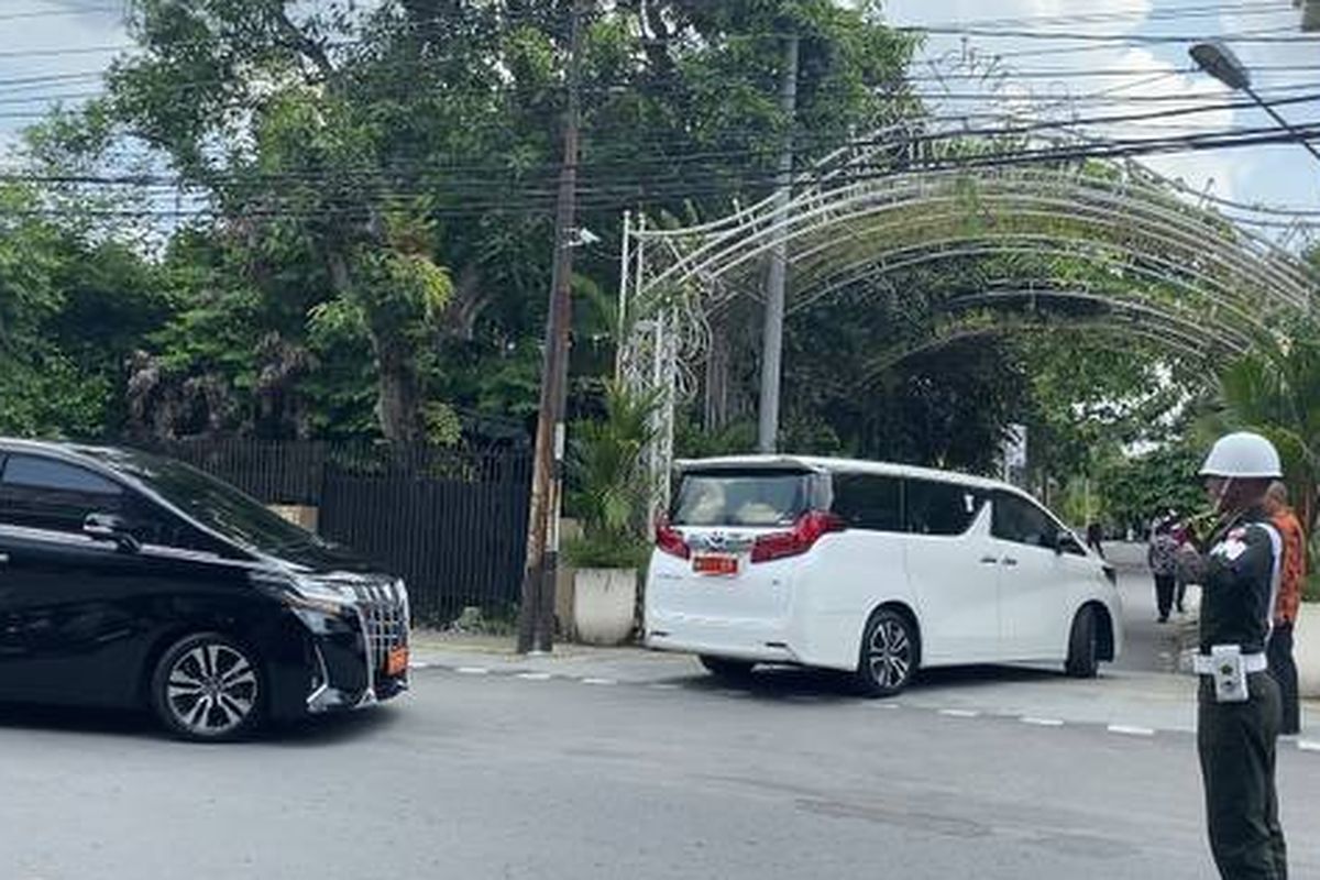 Menhan Prabowo Subianto tiba di kediaman Presiden Jokowi di Kelurahan Sumber, Kecamatan Banjarsari, Solo pada Sabtu (22/4/2023) sekitar pukul 11.50 WIB. Prabowo dikabarkan akan bersilaturahmi dengan Jokowi selepas menunaikan shalat Id di Jakarta.