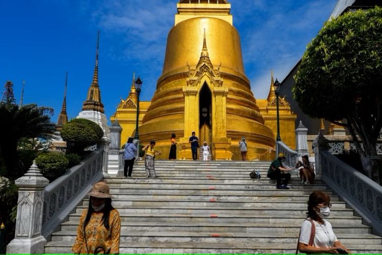 Wisatawan mengunjungi Grand Palace, salah satu tempat wisata utama di Thailand, di Bangkok, Thailand, 7 Januari 2023.