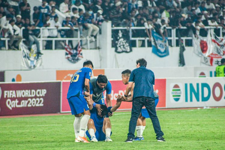 Pelatih Arema FC, Eduardo Almeida (paling kanan), membantu Alfeandra Dewangga berdiri usai laga PSIS Semarang vs Arema FC di Stadion Jatidiri, Kamis (7/7/2022).