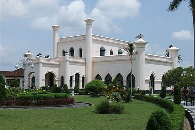 Istana Siak Sri Indrapura, saksi kejayaan Kerajaan Siak Sri Indrapura di masa lalu.