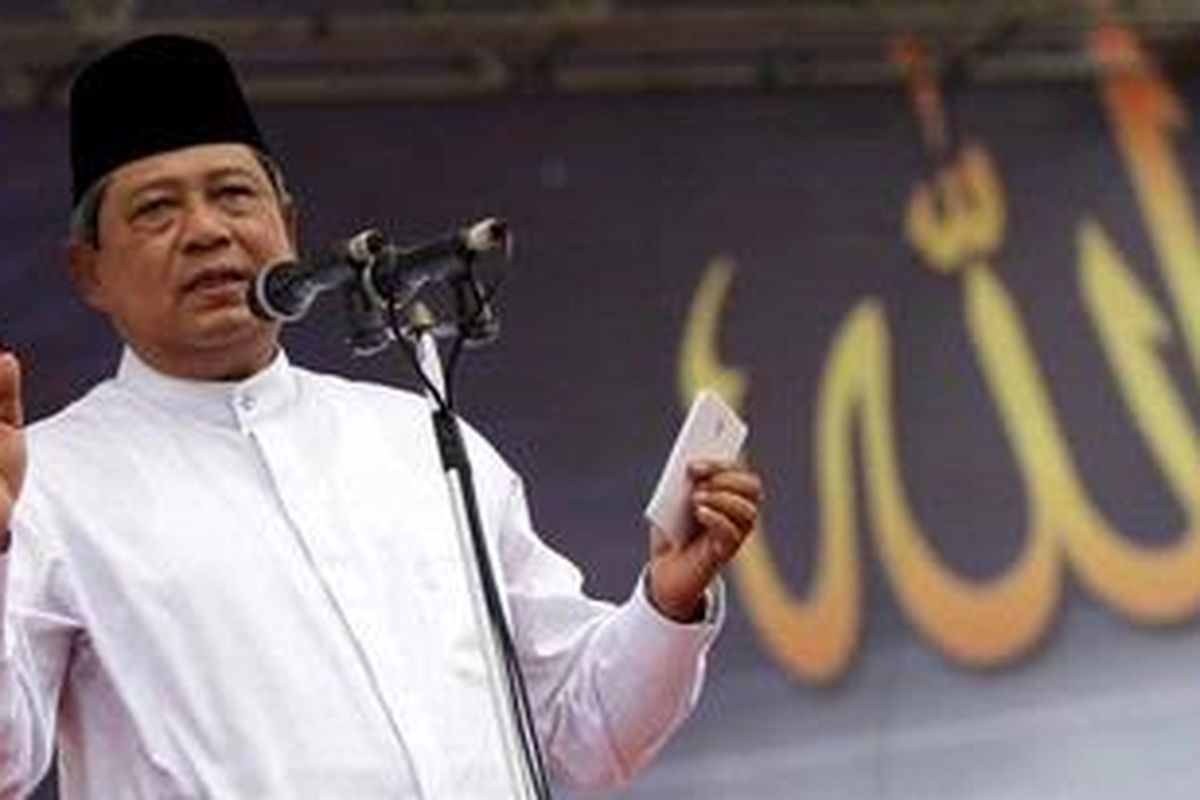 Presiden Susilo Bambang Yudhoyono memberikan sambutan dalam acara dzikir akbar peringatan Maulid Nabi Muhammad SAW, di Monas, Jakarta Pusat, Selasa (15/2/2011). 