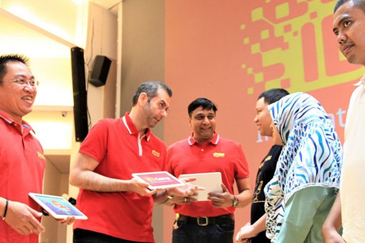 President Director & CEO Indosat Ooredoo, Ahmad Abdulaziz A A Al-Neama (kedua dari kiri), Director & Chief Operating Officer, Vikram Sinha (ketiga dari kiri), Director & Chief Human Resource Officer, Irsyad Sahroni (paling kiri), saat berbincang dengan perwakilan komunitas developer pada peluncuran IDCamp awal Agustus lalu. 