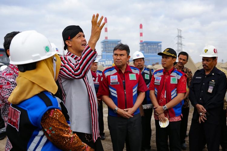 Gubernur Jateng Ganjar Pranowo mengecek PLTU Karangkandri, Cilacap, Jatenh, Kamis (24/10/2019).