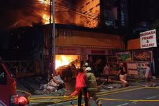 Karyawan Gedung Panik dan Berhamburan Keluar Saat Toko Bingkai di Mampang Prapatan Kebakaran
