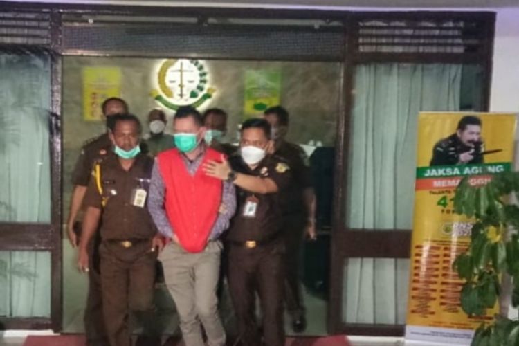 Salah satu tersangka kasus dugaan korupsi pertambangan dikawal tim Kejati Sultra menuju mobil tahanan, untuk menjalani masa tahanan di Rutan Klas II A Kendari. ( Foto Istimewa)