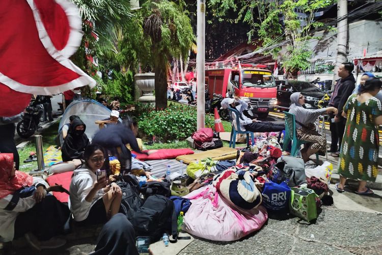 Korban kebakaran di Gambir, Jakarta Pusat, mengungsi di trotoar Jalan Tanah Abang I, Kamis (24/8/2023). (KOMPAS.com/XENA OLIVIA)