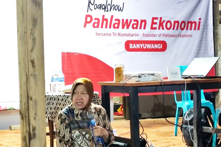 Calon Gubernur (Cagub) Jawa Timur (Jatim) nomor urut tiga, Tri Rismaharini saat bertemu dengan pelaku UMKM di Kabupaten Banyuwangi pada Kamis (24/10/2024).