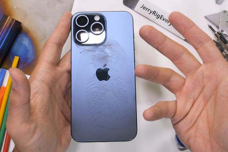 Bodi titanium iPhone 15 Pro Max tak lolos uji ketahanan YouTuber kenamaan JerryRigEverything. Sebab, bodi belakang iPhone 15 Pro Max retak dan pecah ketika dibengkokkan dalam sekali coba.