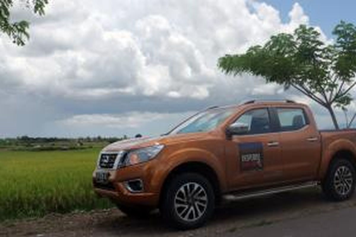 Nissan All-New NP300 Navara melewati wilayah pedesaan.