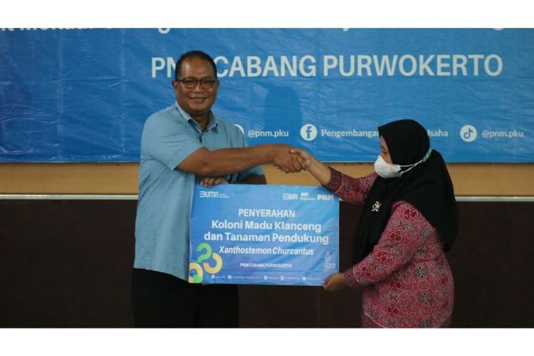 PNM melakukan pemberdayaan dan pelatihan kepada nasabah PNM yang juga peternak lebah klanceng.