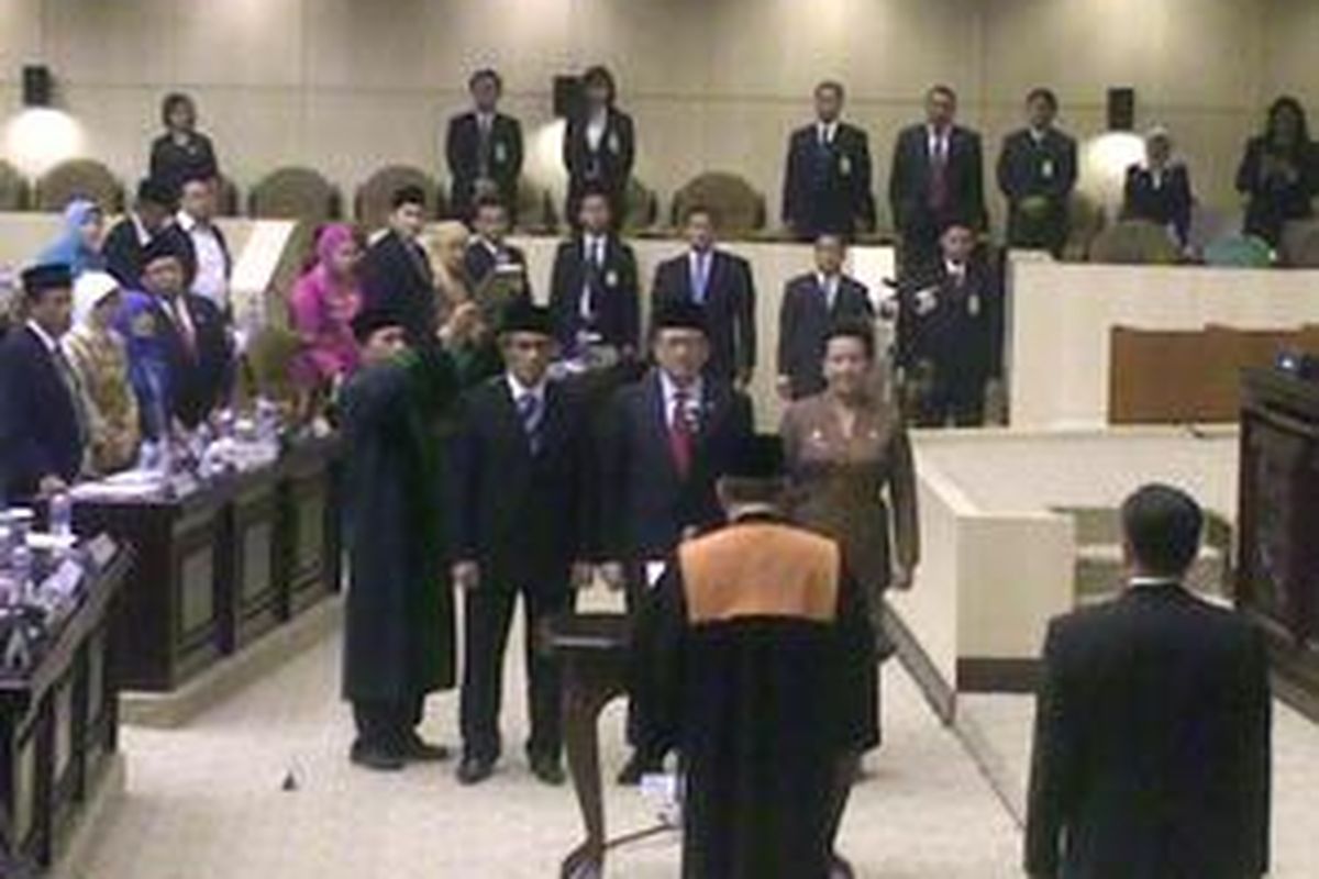 Setelah sekitar 5,5 jam malakukan pemilihan akhirnya terpilihlah Irman Gusman sebagai Ketua DPD dan Laode Ida dan GKR Hemas sebagai Wakil Ketua DPD. Mereka sedang bersumpah di hadapan Harifin Tumpa, Ketua MA di Gedung Nusantara V Jakarta, Jumat (2/10).