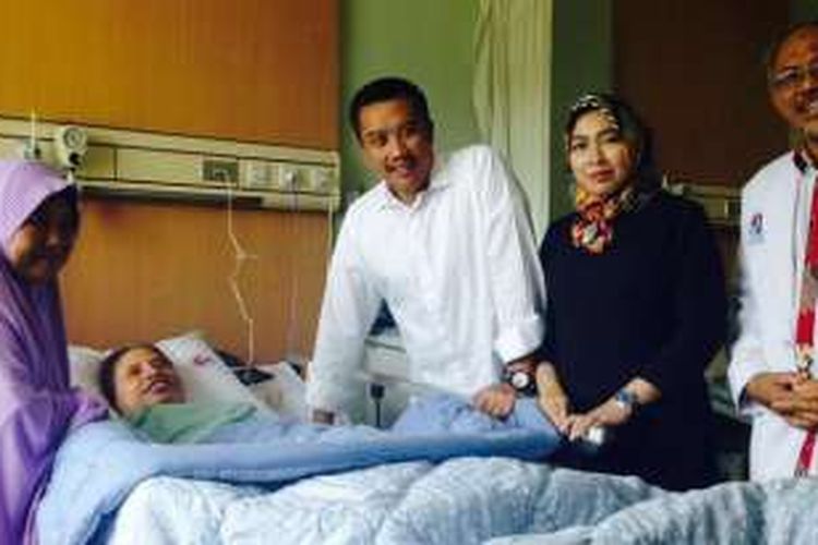 Menpora Imam Nahrawi saat mengecek alat kesehatan yang ada di RSON usai acara Peresmian Alat Kesehatan Rumah Sakit Olahraga Nasional (RSON) di Auditorium RSON, Cibubur, Jakarta, Kamis (2/6).