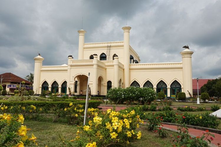 Istana Siak menjadi kediaman resmi Raja-raja Siak.