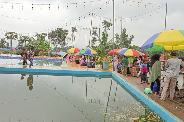 Sejumlah pengunjung tengah menikmati bazar kuliner yang berada di Kampung Ramadhan di Kampung Kadunenggang, Desa Pasirhuni, Kecamatan Cimaung, Kabupaten Bandung, Jawa Barat pada Rabu (13/3/2024)