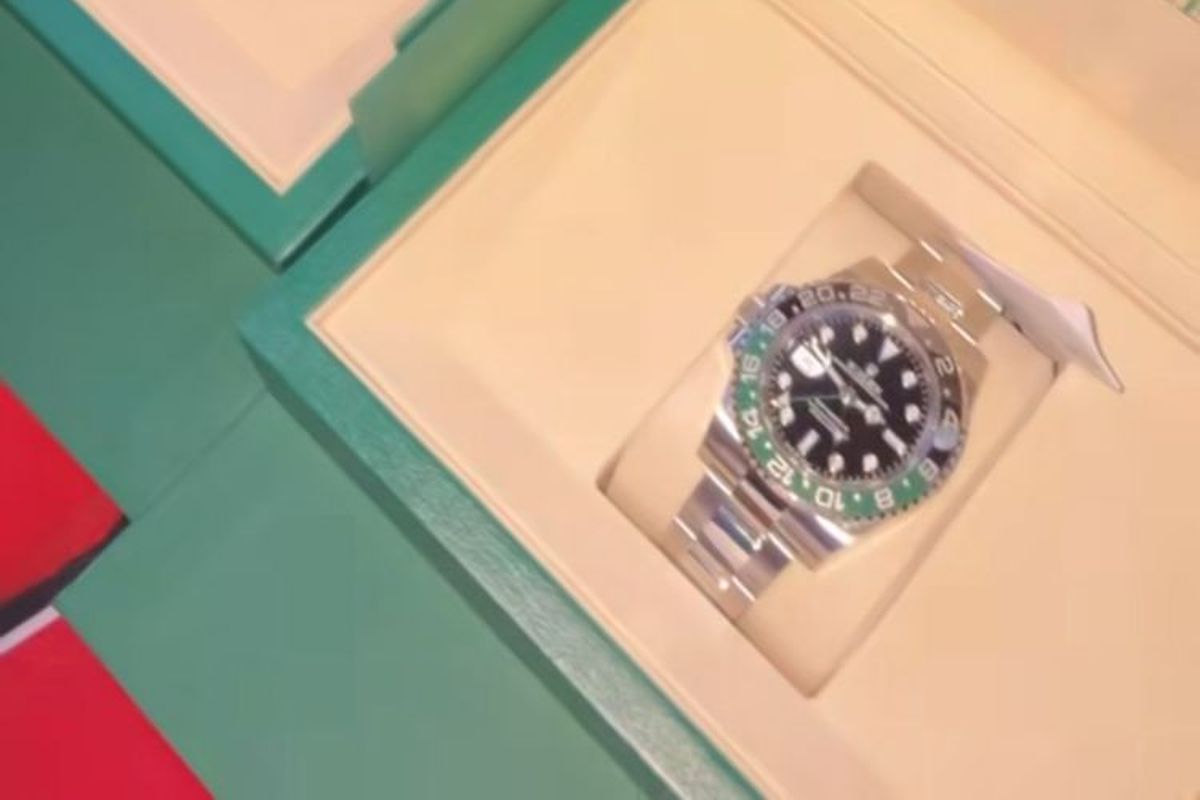 Jam Rolex yang diberikan oleh Presiden Prabowo Subianto kepada Timnas Indonesia sebagai hadiah karena telah menang atas China 1-0 dalam laga Kualifikasi Piala Dunia 2026, Kamis (5/6/2025).