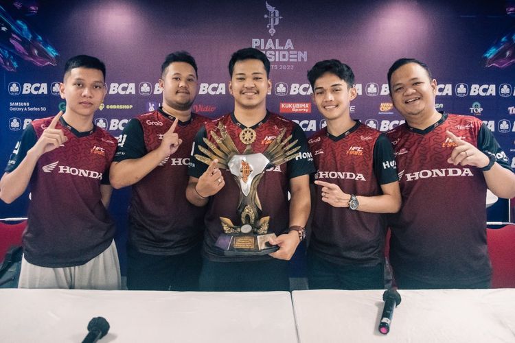 Tim NFT Esports berpose dengan trofi juara setelah memastikan kemenangan dalam Grand Final Piala Presiden Esports 2022 untuk cabang game PUBG Mobile di Istora Senayan, Jakarta, Sabtu (12/11/2022).