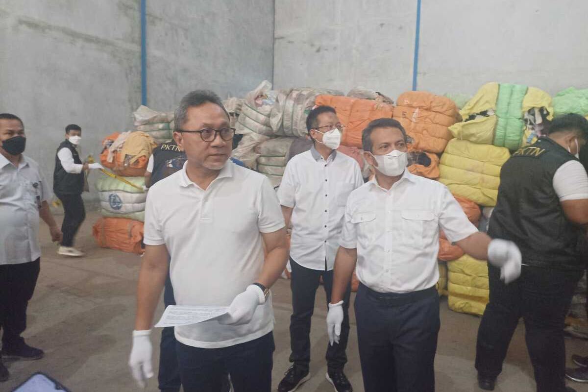 Menteri Perdagangan Zulkifli Hasan memusnahkan pakaian bekas impor yang diselundupkan melalui pelabuhan Tarakan, Kalimantan Utara di Pergudangan Gracia, Jalan Proklamasi, Kelurahan Tunggakjati, Kabupaten Karawang pada Jumat (12/8/2022).