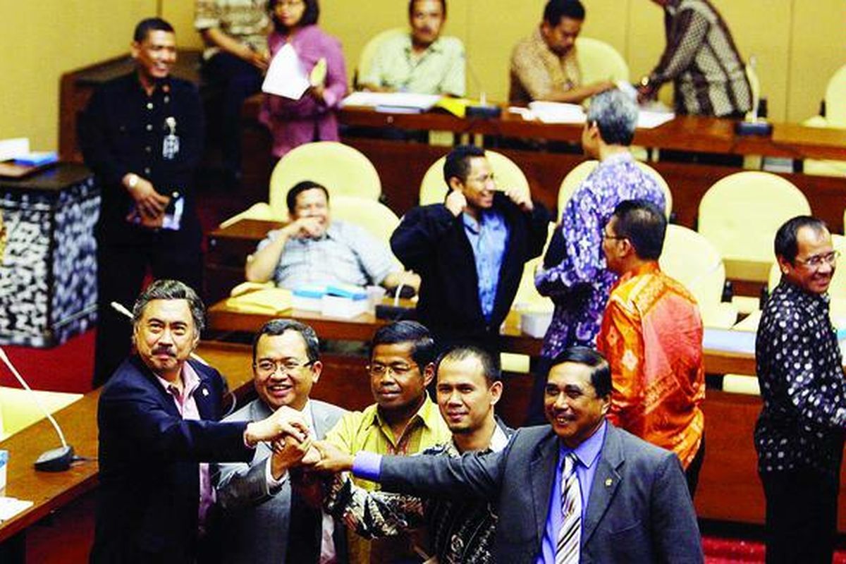 Wakil Ketua DPR Priyo Budi Santoso (depan kedua dari kiri) berfoto bersama empat pimpinan Panitia Khusus Hak Angket Century (dari kiri), T Gayus Lumbuun (PDI-P), Idrus Marham (Partai Golkar), Mahfud Sidiq (PKS), dan Yahya Sancawirya (PD).