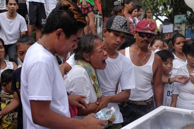 Keluarga korban pembunuhan di Filipina.
