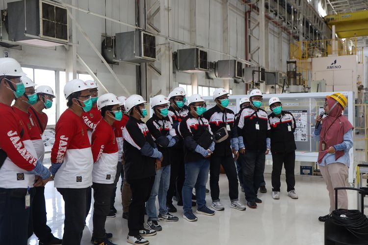 Komunitas motor Honda kunjungi pabrik Daihatsu di Karawang.