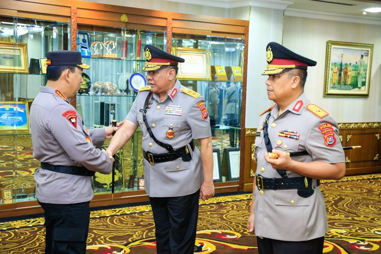 Kapolri Jenderal Listyo Sigit Prabowo resmi melantik Brigjen Dwi Irianto menjadi Kapolda Sulawesi Tenggara (Sultra) pada Senin (29/4/2024).