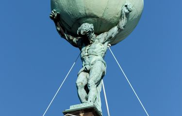 Patung Atlas karya Artus Quellinus I yang berada di Royal Palace of Amsterdam