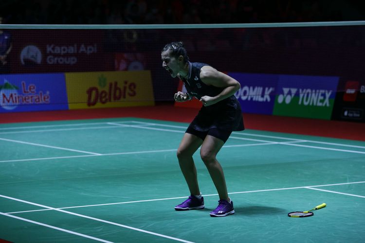 Pebulu tangkis tunggal putri Spanyol Carolina Marin berselebrasi usai menudukkan tunggal putri Thailand Ratchanok Intanon pada babak semifinal Indonesia Open 2023 di Istora Senayan, Jakarta, Sabtu (17/6/2023). Carolina Marin melaju ke final setelah menang dengan skor 21-12 dann 21-11.