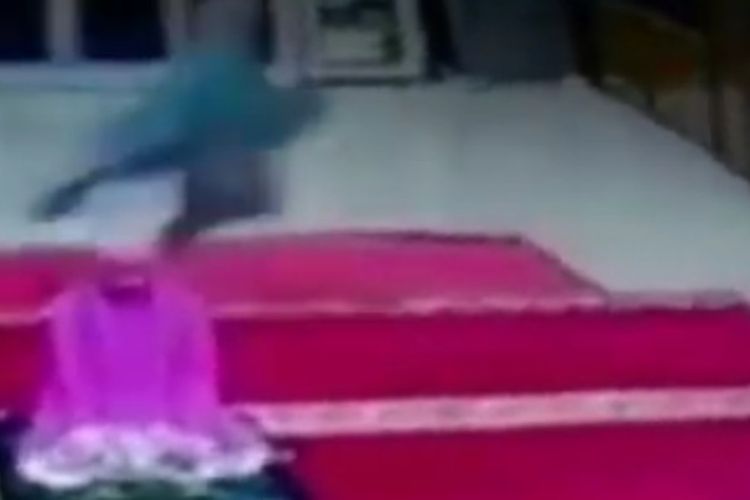 Seorang pria bertopeng sarung terekam CCTV saat mencabuli jamaah wanita saat melaksanakan shalat isya berjamaah di salah satu masjid di Sengkang, Kabupaten Wajo, Sulawesi Selatan.