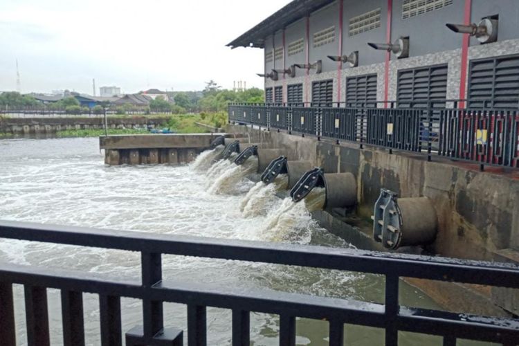Pompa-pompa yang dioperasikan untuk mengendalikan banjir Semarang adalah Pompa Kali Sringin, Pompa Kali Tenggang, Pompa Tawang, dan Pompa Kali Banger.
