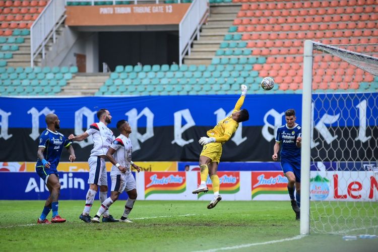 Proses terciptanya gol Marc Klok dalam pertandingan Persib Bandung vs Arema FC pada pekan ke-26 Liga 1 2022-2023 di Stadion Pakansari, Bogor, Kamis (23/2/2023). Duel Persib Bandung vs Arema FC berakhir dengan skor 1-0.  Artikel ini berisi link live streaming Arema FC vs Persib Bandung.