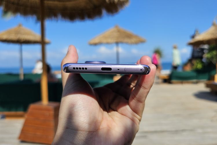 Bagian bawah Oppo Reno 10 Pro Plus 5G terdapat port USB Type-C dan grill speaker.