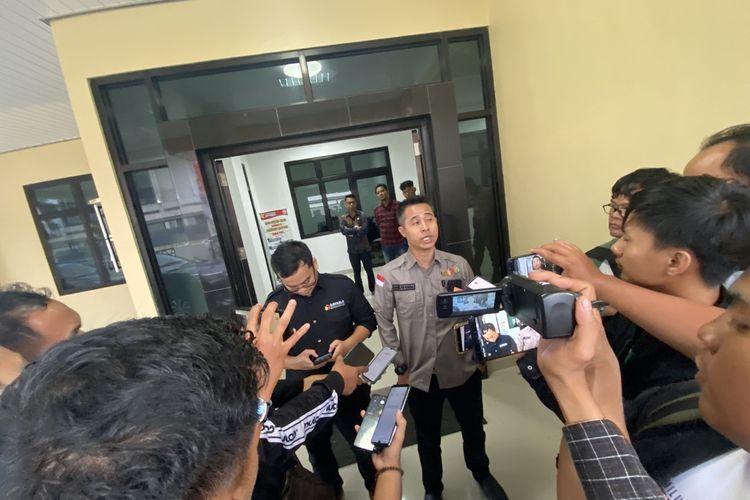 Ketua Bawaslu Bandar Lampung Apriliwanda saat diwawancarai terkait kasus ratusan surat suara telah tercoblos di TPS 19 Way Kandis, Kamis (15/2/2024) sore.