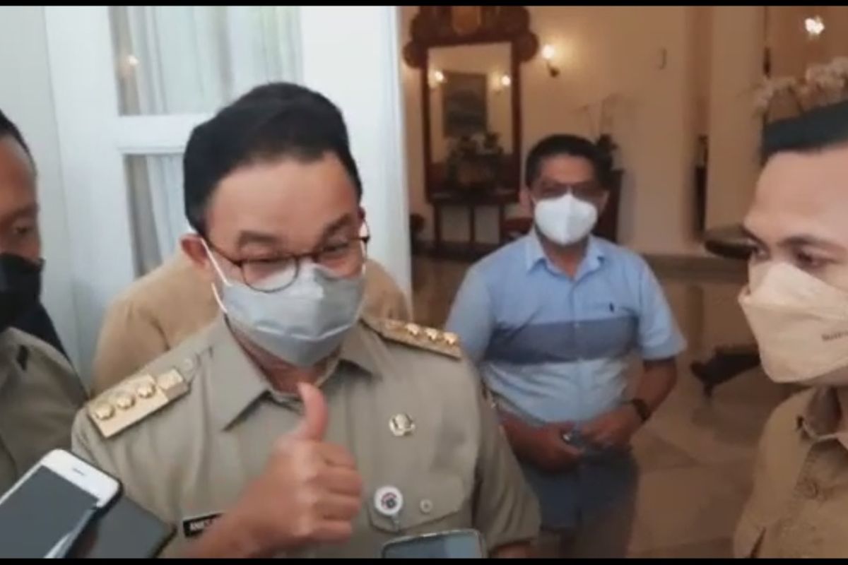 Gubernur DKI Jakarta Anies Baswedan mengangkat jempol saat ditanya soal Formula E di Pendopo Balai Kota DKI Jakarta, Selasa (16/11/2021).