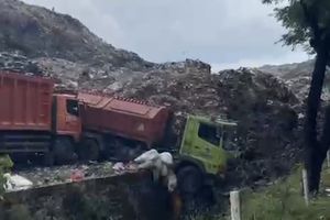 Detik-detik Gunungan Sampah Bantargebang Longsor Saat Truk Antre Buang Muatan