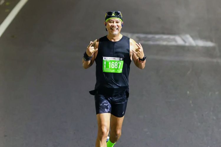 Irfan Prasatya (60) yang masih aktif berolahraga lari, bahkan sampai menjual kendaraan pribadi supaya bisa berjalan kaki sambil memanfaatkan transportasi umum.