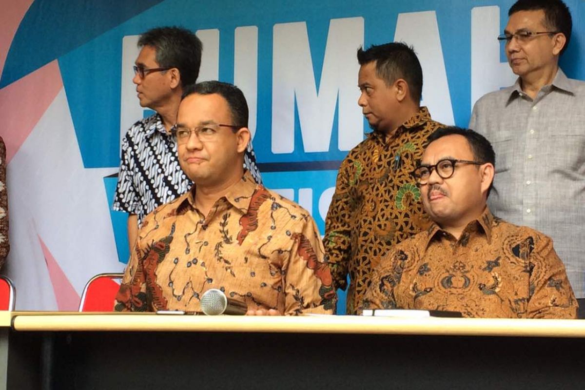 Gubernur terpilih DKI Jakarta, Anies Baswedan, bersama Ketua Tim Sinkronisasi yang juga mantan Menteri ESDM, Sudirman Said, saat konferensi pers perdana di Rumah Partisipasi, Jalan Borobudur Nomor 2, Menteng, Jakarta Pusat, Senin (15/5/2017).